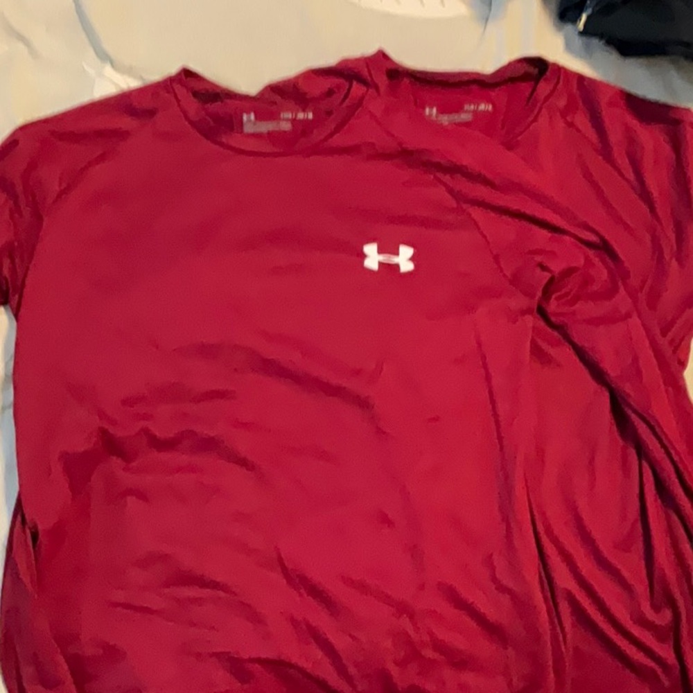 Boys Under Armour burgundy T-shirt. Size Youth Medium.